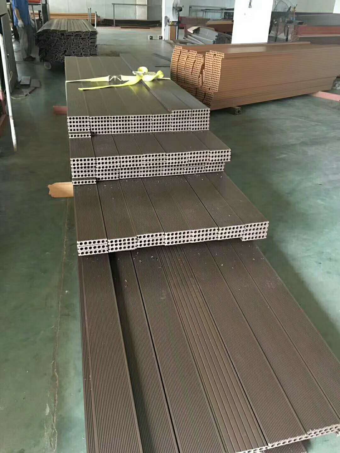 木塑制品生產(chǎn)車間照片
